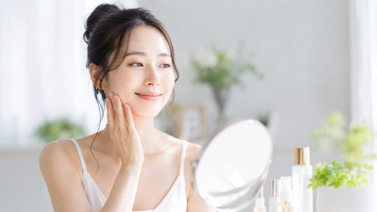 鏡の前で肌の調子を確かめている様子