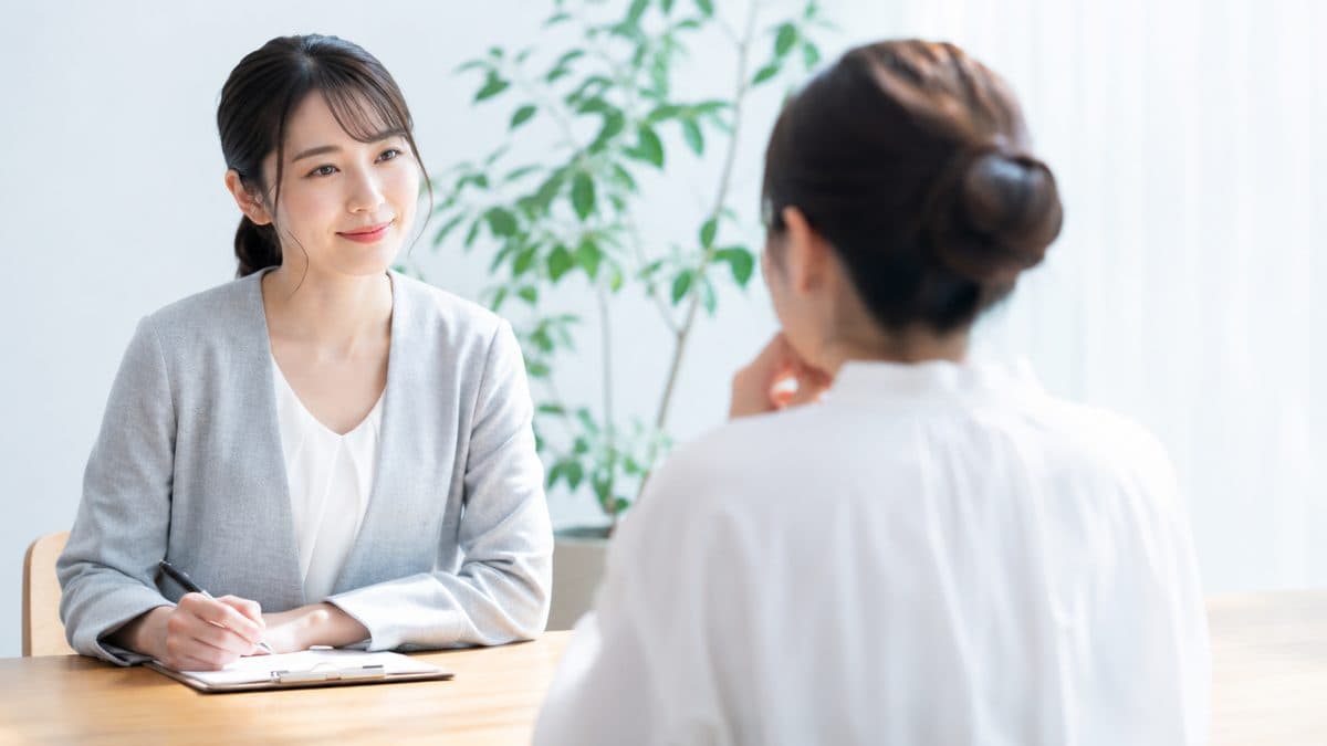 相談窓口で話を聞いてもらっている様子