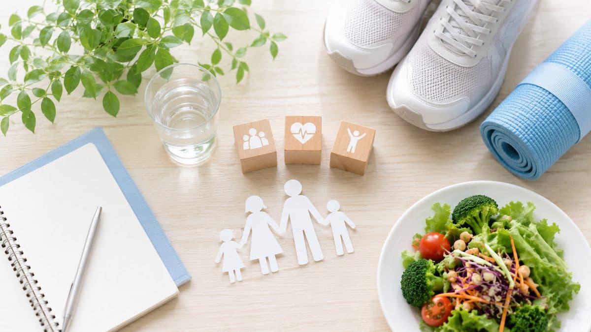 運動用品や食事、水など健康に関わるものを並べた机の上